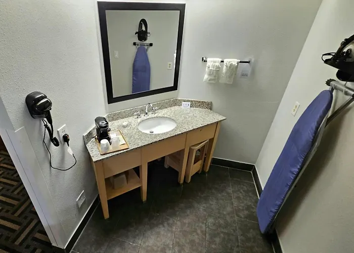 Hotel Baymont By Wyndham Chicago/calumet 3*