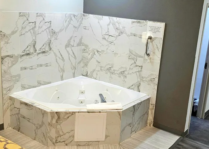 Baymont By Wyndham Chicago/calumet Hotel 3*