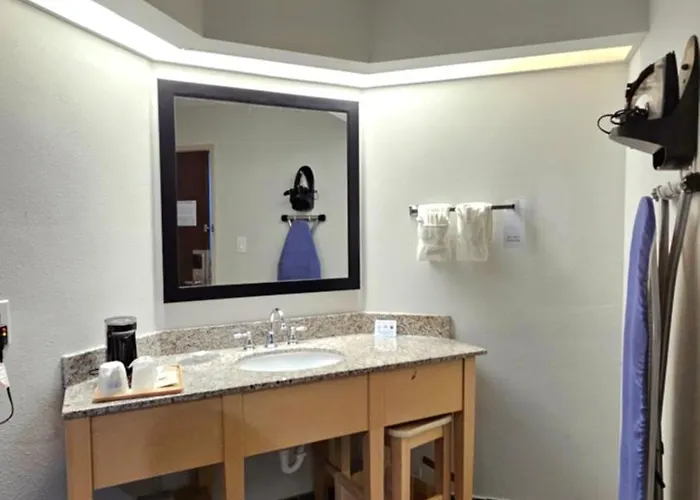 Отель Baymont By Wyndham Chicago/calumet 3*