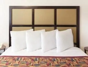 Hotel Baymont By Wyndham Chicago/calumet 3*