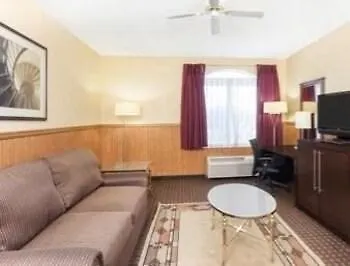 Baymont By Wyndham Chicago/calumet 3*